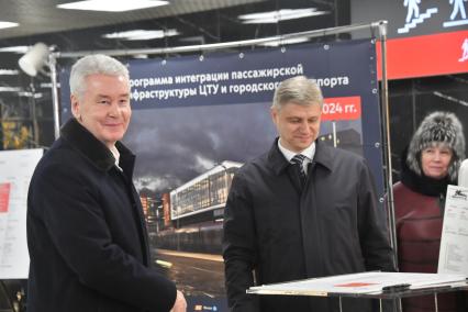 Москва. Мэр Москвы Сергей Собянин (слева) и генеральный директор РЖД Олег Белозеров открыли после реконструкции пригородный вокзал `Переделкино` и подписали план-график развития инфраструктуры Центрального транспортного узла в 2023 году.