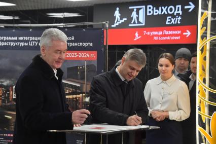 Москва. Мэр Москвы Сергей Собянин (слева) и генеральный директор РЖД Олег Белозеров открыли после реконструкции пригородный вокзал `Переделкино` и подписали план-график развития инфраструктуры Центрального транспортного узла в 2023 году.