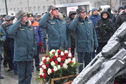 Москва. На открытии памятника бывшему министру МЧС Евгению Зиничеву, погибшему 8 сентября 2021 года при исполнении служебных обязанностей