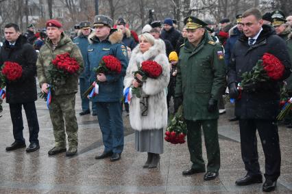 Москва. Губернатор Тульской области Алексей Дюмин, министр обороны РФ Сергей Шойгу, вдова экс-министра МЧС Евгения Зиничева Наталья, министр МЧС Александр Куренков и директор Федеральной службы войск Росгвардии  Виктор Золотов  (справа налево) на открытии памятника бывшему министру МЧС Евгению Зиничеву, погибшему 8 сентября 2021 года при исполнении служебных обязанностей.