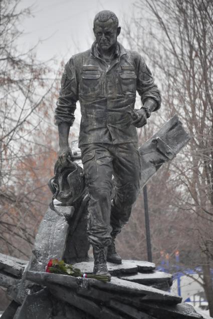 Москва. Памятник  бывшему министру МЧС Евгению Зиничеву, погибшему 8 сентября 2021 года при исполнении служебных обязанностей