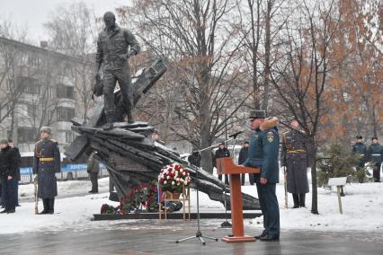 Москва. Министр МЧС Александр Куренков Выступает  на открытии памятника бывшему министру МЧС Евгению Зиничеву, погибшему 8 сентября 2021 года при исполнении служебных обязанностей.