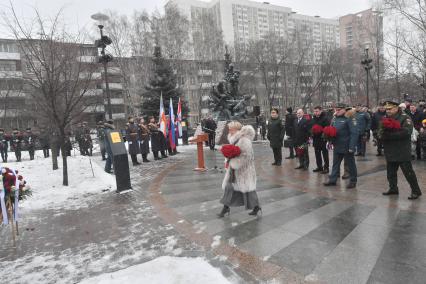 Москва. Вдова экс-министра МЧС Евгения Зиничева Наталья на открытии памятника бывшему министру МЧС Евгению Зиничеву, погибшему 8 сентября 2021 года при исполнении служебных обязанностей.