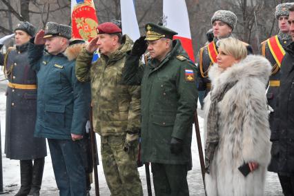 Москва. Вдова экс-министра МЧС Евгения Зиничева Наталья, министр МЧС Александр Куренков и директор Федеральной службы войск Росгвардии  Виктор Золотов  (справа налево) на открытии памятника бывшему министру МЧС Евгению Зиничеву, погибшему 8 сентября 2021 года при исполнении служебных обязанностей.