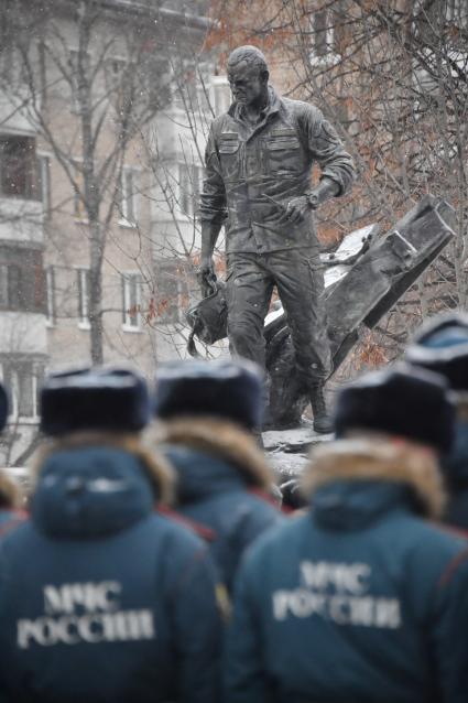 Москва. На  открытии памятника бывшему министру МЧС Евгению Зиничеву, погибшему 8 сентября 2021 года при исполнении служебных обязанностей