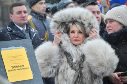 Москва. Вдова экс-министра МЧС Евгения Зиничева Наталья на открытии памятника бывшему министру МЧС Евгению Зиничеву, погибшему 8 сентября 2021 года при исполнении служебных обязанностей