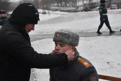 Москва. Военнослужащий на открытии памятника бывшему министру МЧС Евгению Зиничеву, погибшему 8 сентября 2021 года при исполнении служебных обязанностей