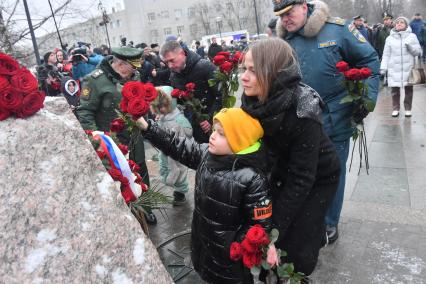 Москва. Возложение цветов на открытии памятника бывшему министру МЧС Евгению Зиничеву, погибшему 8 сентября 2021 года при исполнении служебных обязанностей.