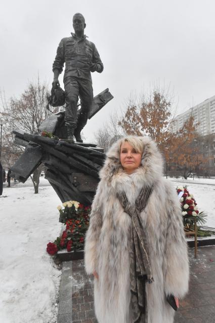 Москва. Вдова экс-министра МЧС Евгения Зиничева Наталья на открытии памятника бывшему министру МЧС Евгению Зиничеву, погибшему 8 сентября 2021 года при исполнении служебных обязанностей