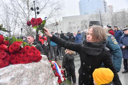 Москва. Возложение цветов на открытии памятника бывшему министру МЧС Евгению Зиничеву, погибшему 8 сентября 2021 года при исполнении служебных обязанностей.