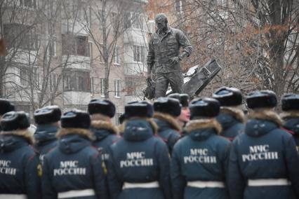 Москва. На  открытии памятника бывшему министру МЧС Евгению Зиничеву, погибшему 8 сентября 2021 года при исполнении служебных обязанностей