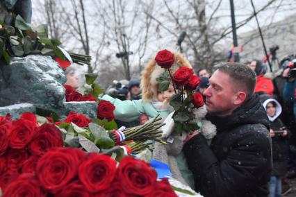 Москва. Возложение цветов на открытии памятника бывшему министру МЧС Евгению Зиничеву, погибшему 8 сентября 2021 года при исполнении служебных обязанностей.