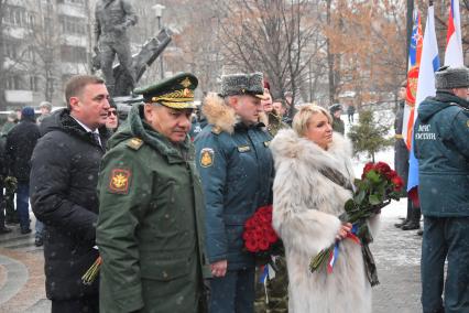 Москва. Вдова экс-министра МЧС Евгения Зиничева Наталья,  министр обороны РФ Сергей Шойгу, министр МЧС Александр Куренков и на открытии памятника бывшему министру МЧС Евгению Зиничеву, погибшему 8 сентября 2021 года при исполнении служебных обязанностей.