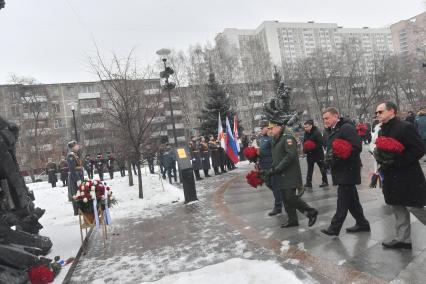 Москва. Помощник президента РФ, председатель Российского военно-исторического общества Владимир Мединский,губернатор Тульской области Алексей Дюмин, министр обороны РФ Сергей Шойгу (справа налево)  во время возложения цветов к памятнику  бывшему министру МЧС Евгению Зиничеву, погибшему 8 сентября 2021 года при исполнении служебных обязанностей.