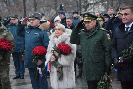 Москва. Губернатор Тульской области Алексей Дюмин, министр обороны РФ Сергей Шойгу, вдова экс-министра МЧС Евгения Зиничева Наталья, министр МЧС Александр Куренков и директор Федеральной службы войск Росгвардии  Виктор Золотов  (справа налево) на открытии памятника бывшему министру МЧС Евгению Зиничеву, погибшему 8 сентября 2021 года при исполнении служебных обязанностей.