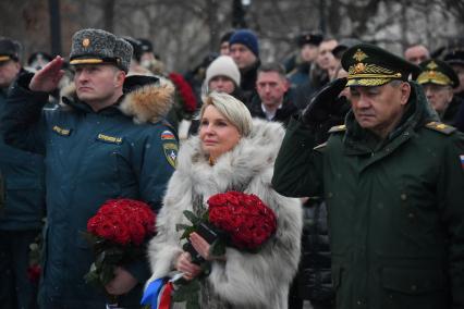 Москва. Министр обороны РФ Сергей Шойгу, вдова экс-министра МЧС Евгения Зиничева Наталья, министр МЧС Александр Куренков   (справа налево) на открытии памятника бывшему министру МЧС Евгению Зиничеву, погибшему 8 сентября 2021 года при исполнении служебных обязанностей.