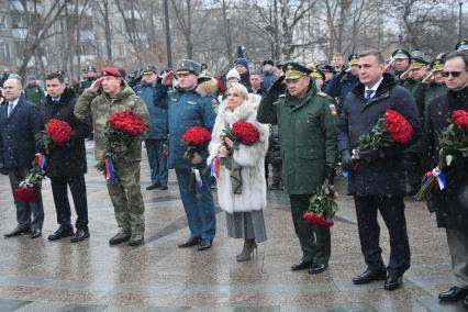 Москва. Губернатор Тульской области Алексей Дюмин, министр обороны РФ Сергей Шойгу, вдова экс-министра МЧС Евгения Зиничева Наталья, министр МЧС Александр Куренков и директор Федеральной службы войск Росгвардии  Виктор Золотов  (справа налево) на открытии памятника бывшему министру МЧС Евгению Зиничеву, погибшему 8 сентября 2021 года при исполнении служебных обязанностей.