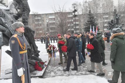 Москва. Помощник президента РФ, председатель Российского военно-исторического общества Владимир Мединский,губернатор Тульской области Алексей Дюмин, министр обороны РФ Сергей Шойгу (справа налево)  во время возложения цветов к памятнику  бывшему министру МЧС Евгению Зиничеву, погибшему 8 сентября 2021 года при исполнении служебных обязанностей.