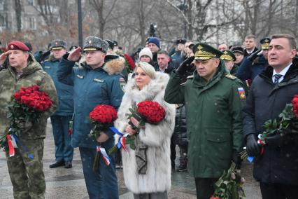 Москва. Губернатор Тульской области Алексей Дюмин, министр обороны РФ Сергей Шойгу, вдова экс-министра МЧС Евгения Зиничева Наталья, министр МЧС Александр Куренков и директор Федеральной службы войск Росгвардии  Виктор Золотов  (справа налево) на открытии памятника бывшему министру МЧС Евгению Зиничеву, погибшему 8 сентября 2021 года при исполнении служебных обязанностей.