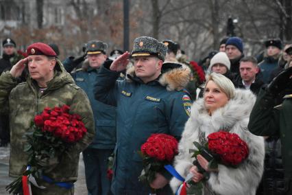 Москва. Вдова экс-министра МЧС Евгения Зиничева Наталья, министр МЧС Александр Куренков и директор Федеральной службы войск Росгвардии  Виктор Золотов  (справа налево) на открытии памятника бывшему министру МЧС Евгению Зиничеву, погибшему 8 сентября 2021 года при исполнении служебных обязанностей.