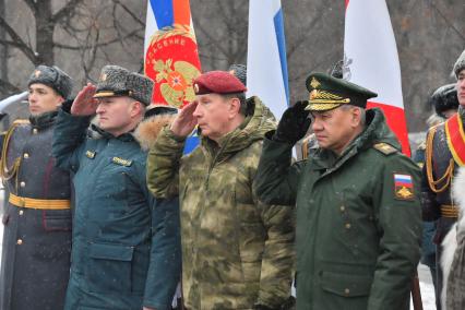 Москва. Министр обороны РФ Сергей Шойгу, директор Федеральной службы войск Росгвардии Виктор Золотов и министр МЧС Александр Куренков (справа налево) во время возложения цветов к памятнику бывшему министру МЧС Евгению Зиничеву, погибшему 8 сентября 2021 года при исполнении служебных обязанностей.