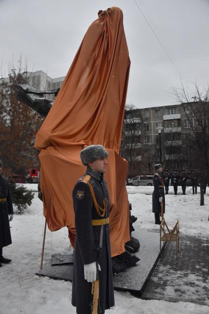 Москва. На  церемонии открытия памятника бывшему министру МЧС Евгению Зиничеву, погибшему 8 сентября 2021 года при исполнении служебных обязанностей