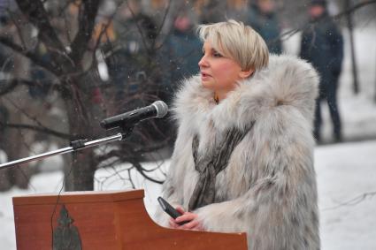 Москва. Вдова экс-министра МЧС Евгения Зиничева Наталья на открытии памятника бывшему министру МЧС Евгению Зиничеву, погибшему 8 сентября 2021 года при исполнении служебных обязанностей.