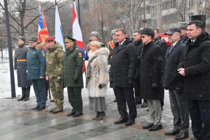 Москва. Помощник президента РФ, председатель Российского военно-исторического общества Владимир Мединский,губернатор Тульской области Алексей Дюмин, министр обороны РФ Сергей Шойгу, вдова экс-министра МЧС Евгения Зиничева Наталья, министр МЧС Александр Куренков и директор Федеральной службы войск Росгвардии  Виктор Золотов  (справа налево) на открытии памятника бывшему министру МЧС Евгению Зиничеву, погибшему 8 сентября 2021 года при исполнении служебных обязанностей.