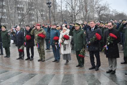 Москва. Помощник президента РФ, председатель Российского военно-исторического общества Владимир Мединский,губернатор Тульской области Алексей Дюмин, министр обороны РФ Сергей Шойгу, вдова экс-министра МЧС Евгения Зиничева Наталья, министр МЧС Александр Куренков и директор Федеральной службы войск Росгвардии  Виктор Золотов  (справа налево) на открытии памятника бывшему министру МЧС Евгению Зиничеву, погибшему 8 сентября 2021 года при исполнении служебных обязанностей.