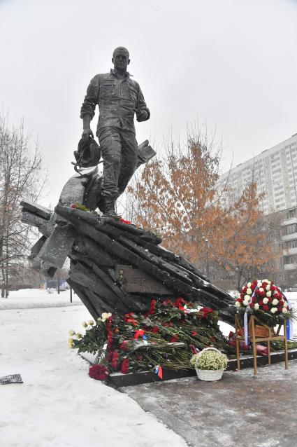 Москва. Памятник  бывшему министру МЧС Евгению Зиничеву, погибшему 8 сентября 2021 года при исполнении служебных обязанностей