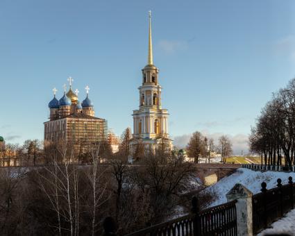 Рязань. Вид на Успенский собор и Соборную колокольню Рязанского кремля.