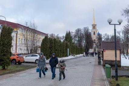 Рязань. Горожане гуляют в Соборном парке.