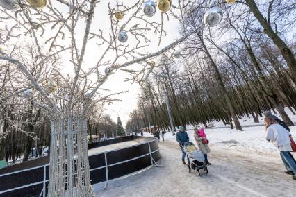 Рязань. Горожане гуляют в парке.