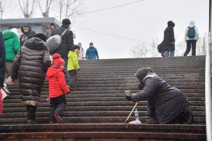 Москва. Пожилая женщина просит милостыню у подземного перехода.