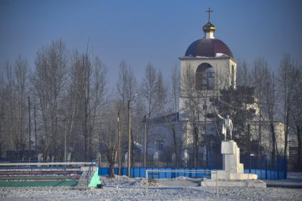 Нерчинск. Корреспонденты `Комсомольской правды` Владимир Ворсобин и Иван Макеев путешествуют автостопом по России. Кафедральный собор Воскресения Христова и памятник Владимиру Ленину.