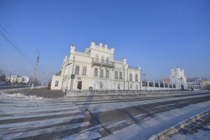 Нерчинск. Корреспонденты `Комсомольской правды` Владимир Ворсобин и Иван Макеев путешествуют автостопом по России. Вид на дом золотопромышленника  XIX в Михаила  Бутина.