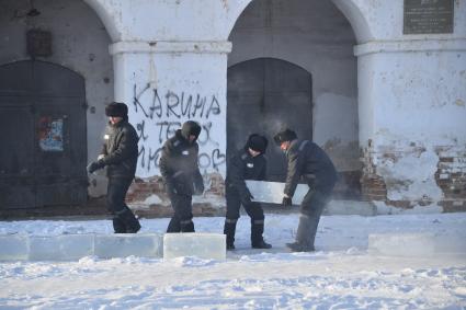 Нерчинск. Корреспонденты `Комсомольской правды` Владимир Ворсобин и Иван Макеев путешествуют автостопом по России. Зеки строят ледяные горки.