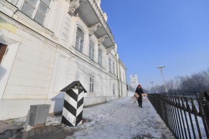 Нерчинск. Корреспонденты `Комсомольской правды` Владимир Ворсобин и Иван Макеев путешествуют автостопом по России. Вид на дом золотопромышленника  XIX в Михаила  Бутина.