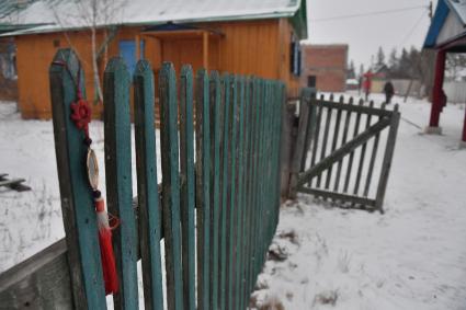 Улан-Удэ. Иволгинский дацан. Корреспонденты `Комсомольской правды` Владимир Ворсобин и Иван Макеев путешествуют автостопом по России. Буддийский оберег на заборе .