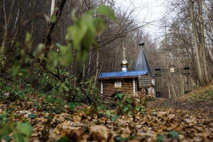 Самарская область. Часовня у Никольского источника в Каменной чаше на территории Жигулёвского заповедника.