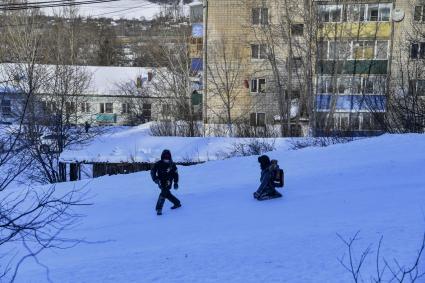 Сковородино. Корреспонденты `Комсомольской правды` Владимир Ворсобин и Иван Макеев путешествуют автостопом по России. Дети катаются на горке.