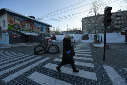 Сковородино. Корреспонденты `Комсомольской правды` Владимир Ворсобин и Иван Макеев путешествуют автостопом по России. Арт-объектфотозона  `Очки` на улице города.