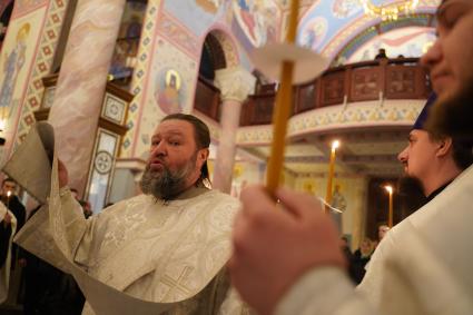 Самара. Священник во время Рождественского богослужения в храме.