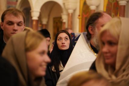 Самара. Прихожане во время Рождественского богослужения в храме.