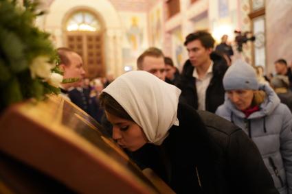 Самара. Прихожане во время Рождественского богослужения в храме.