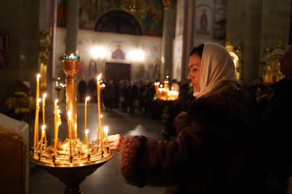 Самара. Прихожане во время Рождественского богослужения в храме.