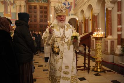 Самара. Священник во время Рождественского богослужения в храме.