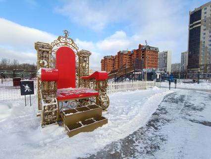 Москва. Трон Деда Мороза в парке музея-заповедника `Царицыно`.