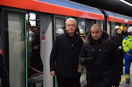 Москва. Мэр Москвы Сергей Собянин (слева)  во время технического запуска последнего восточного участка Большой кольцевой линии (БКЛ) Московского метрополитена .