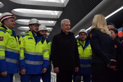 Москва. Мэр Москвы Сергей Собянин (в центре)   во время технического запуска последнего восточного участка Большой кольцевой линии (БКЛ) Московского метрополитена на станции `Текстильщики`.